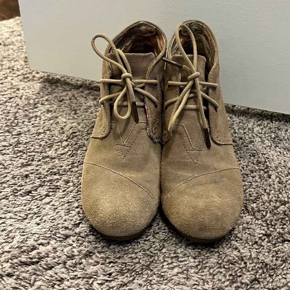 Toms Dessert Wedge Tan Suede Laced Booties size 7.5
